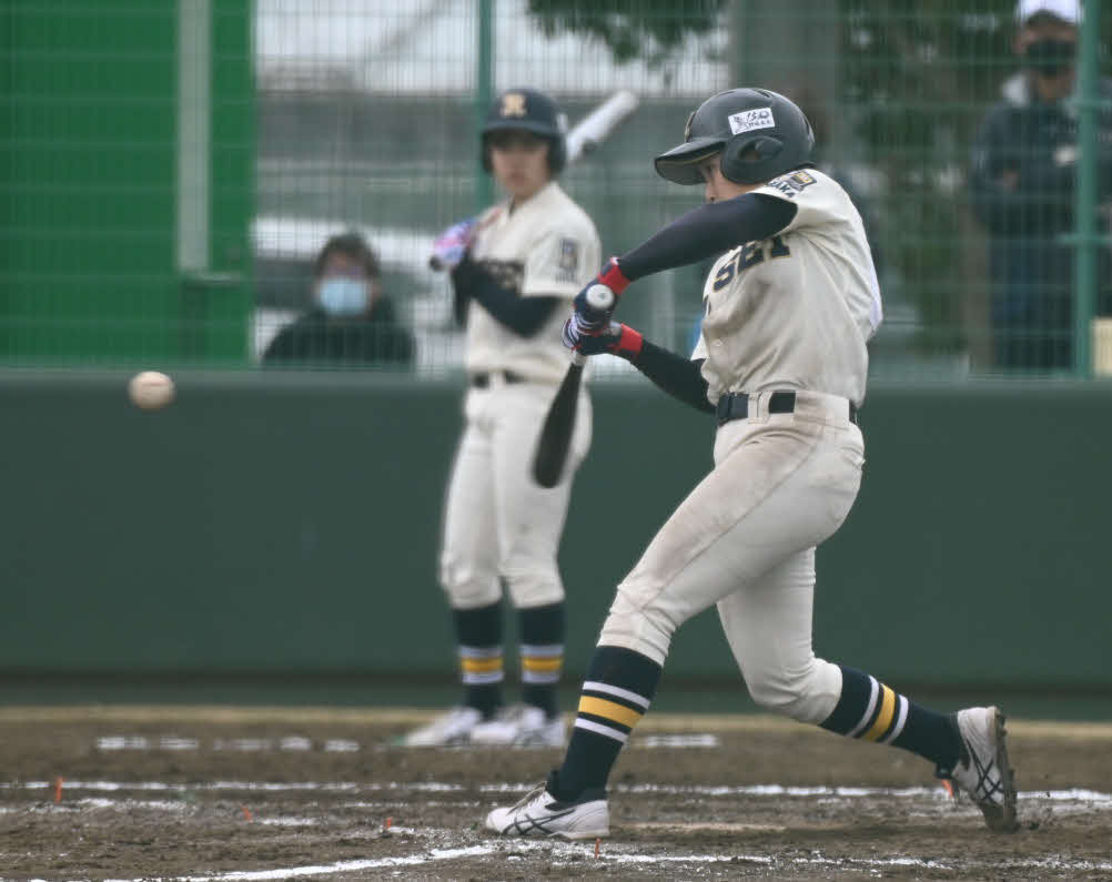高校選抜2回戦で安打を放つ履正社の加藤（同高女子野球部父母会提供）