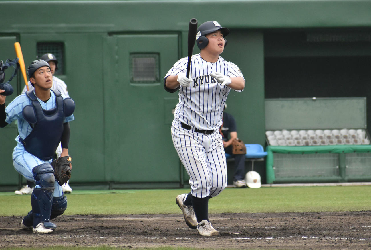 九州国際大付対東明館　4回無死二塁、右翼席へ2点本塁打を放つ九州国際大付・佐倉（撮影・只松憲）