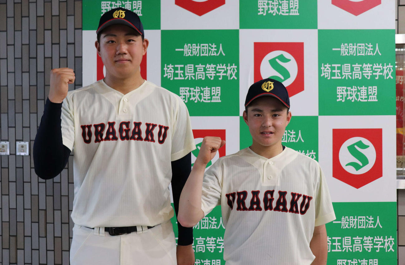 （左から）公式戦初本塁打を放った三上と、4打数4安打4打点と活躍した小林（撮影・保坂淑子）