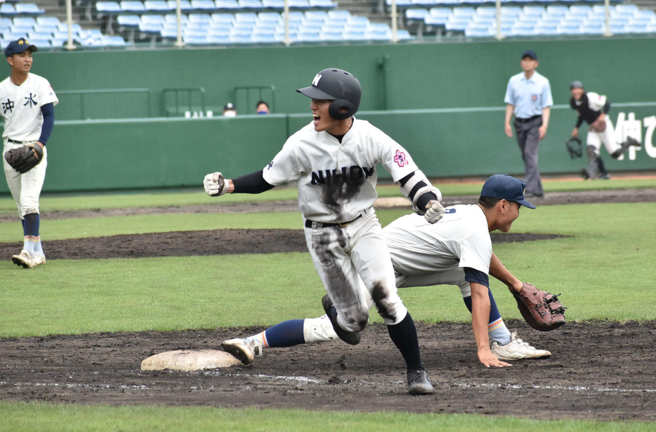長崎日大対沖縄水産　延長10回2死二、三塁で二塁へのサヨナラ適時打を放ち、喜びを爆発させる長崎日大・豊田（撮影・只松憲）