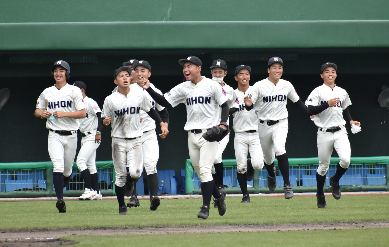 長崎日大対沖縄水産　延長10回にサヨナラ勝利し、笑顔を見せる長崎日大ナイン（撮影・只松憲）