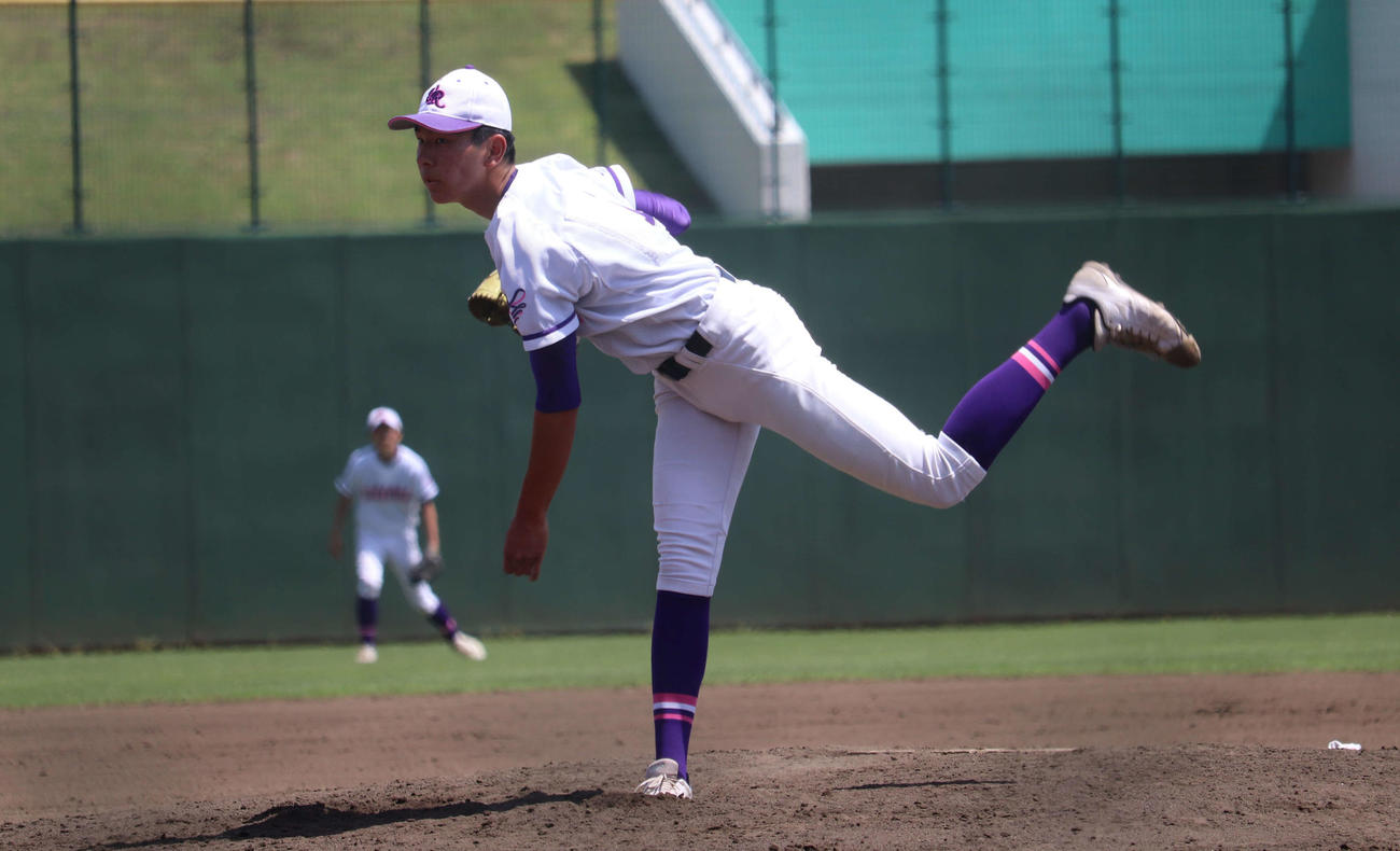 9回を投げ4安打15三振で1失点で敗退した浦和麗明の吉川（撮影・保坂淑子）