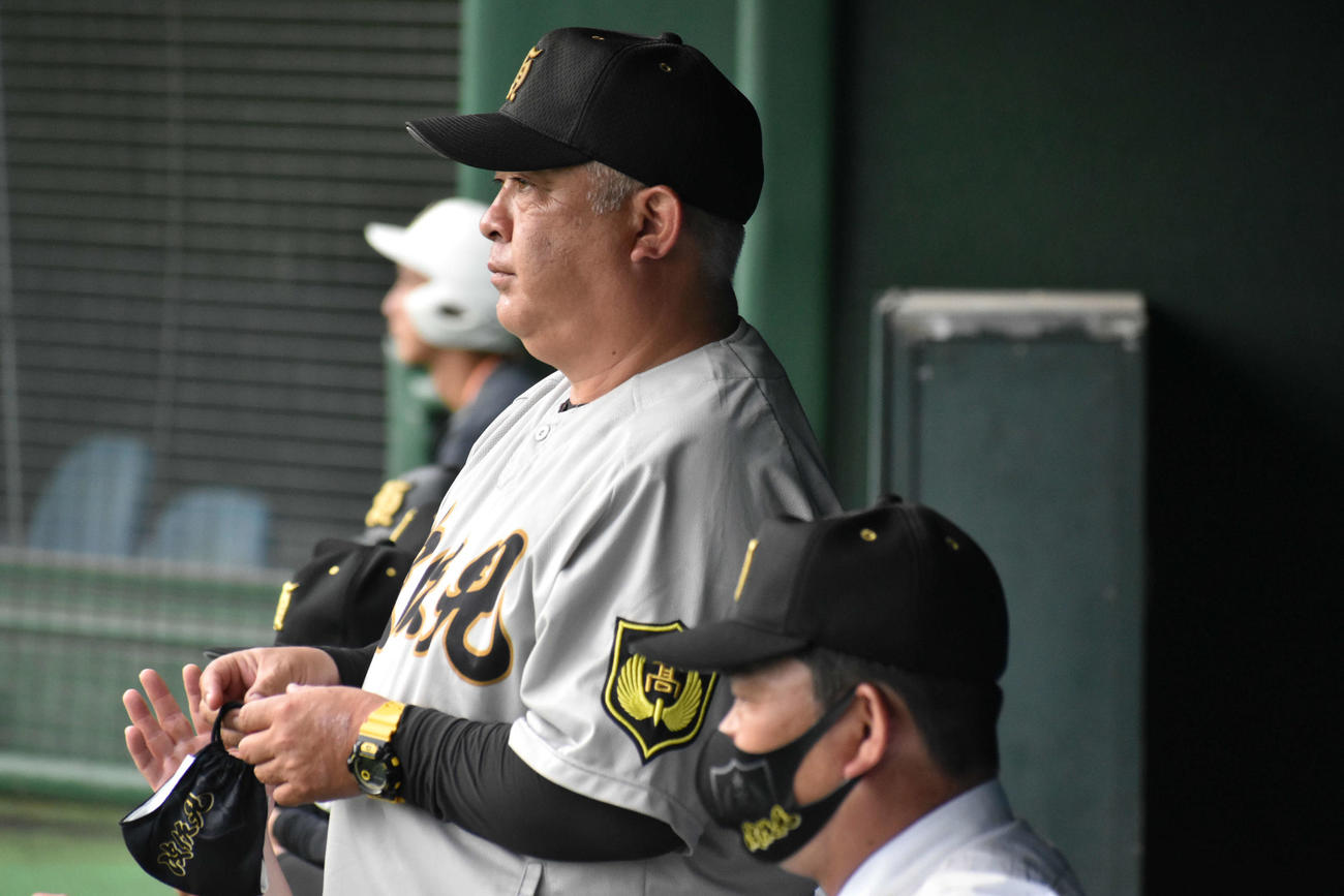 波佐見対日章学園　神妙な面持ちで試合を見つめる波佐見・得永監督（撮影・只松憲）