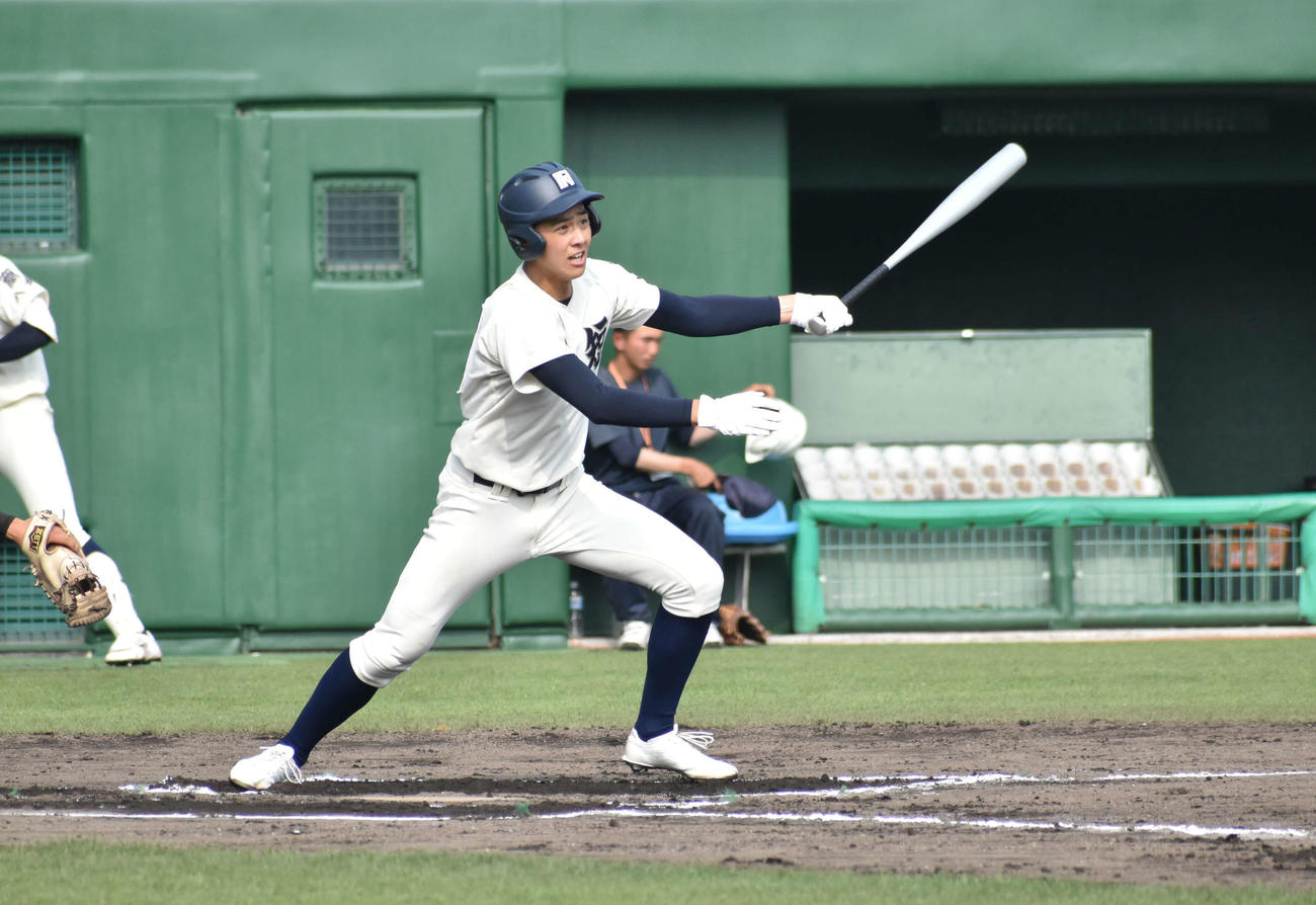 西日本短大付対有田工　6回2死二塁で右前適時打を放つ西日本短大付・村上（撮影・只松憲）