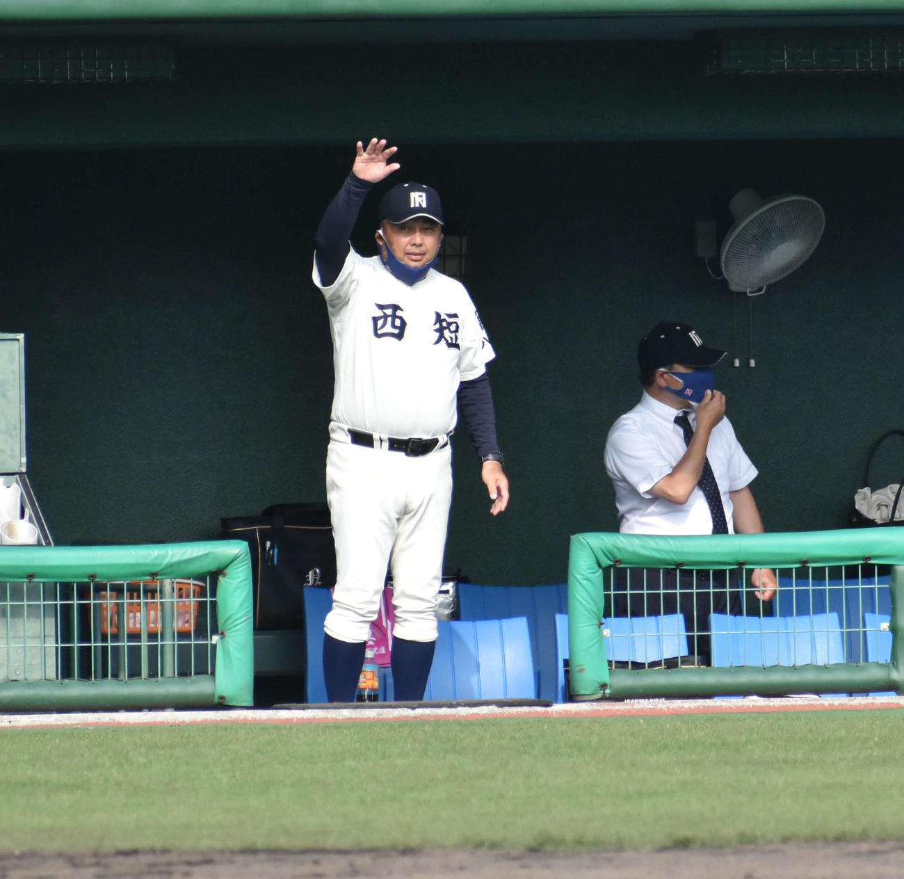 西日本短大付対有田工　ナインに指示を送る西日本短大付・西村監督（撮影・只松憲）