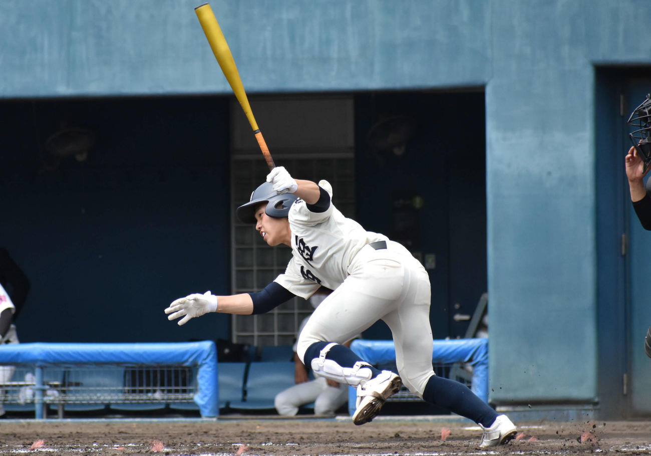 長崎日大戦の2回無死三塁、中前先制適時打を放つ西日本短大付・和田（撮影・只松憲）