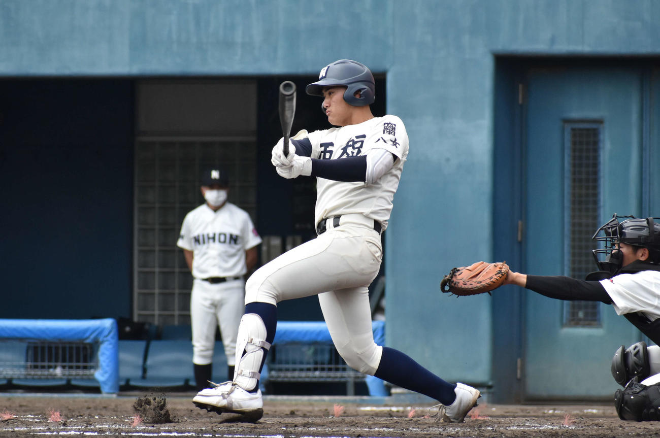 西日本短大付対長崎日大　2回2死二、三塁、左翼へ2点適時二塁打を放つ西日本短大付・江川（撮影・只松憲）