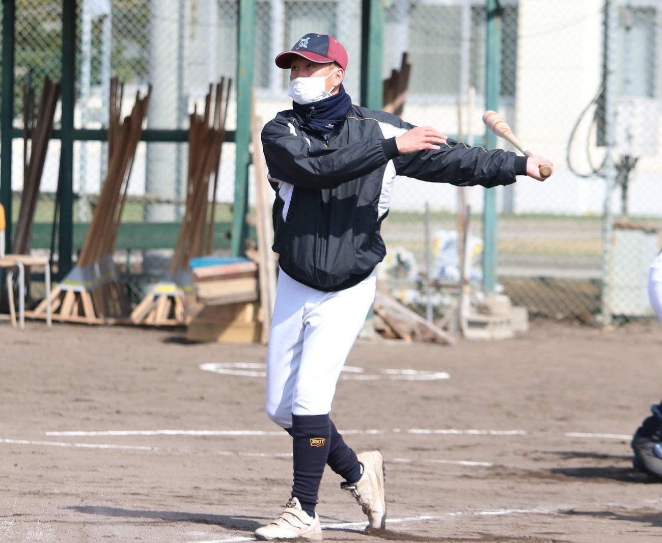 ノックする帯広農・西川監督（撮影・山崎純一）