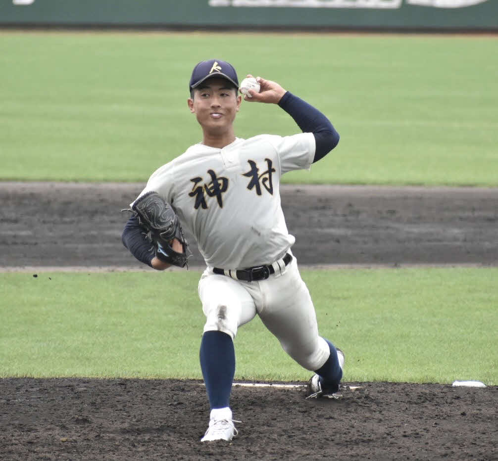 九州国際大付対神村学園　先発で力投する神村学園・内堀（撮影・只松憲）