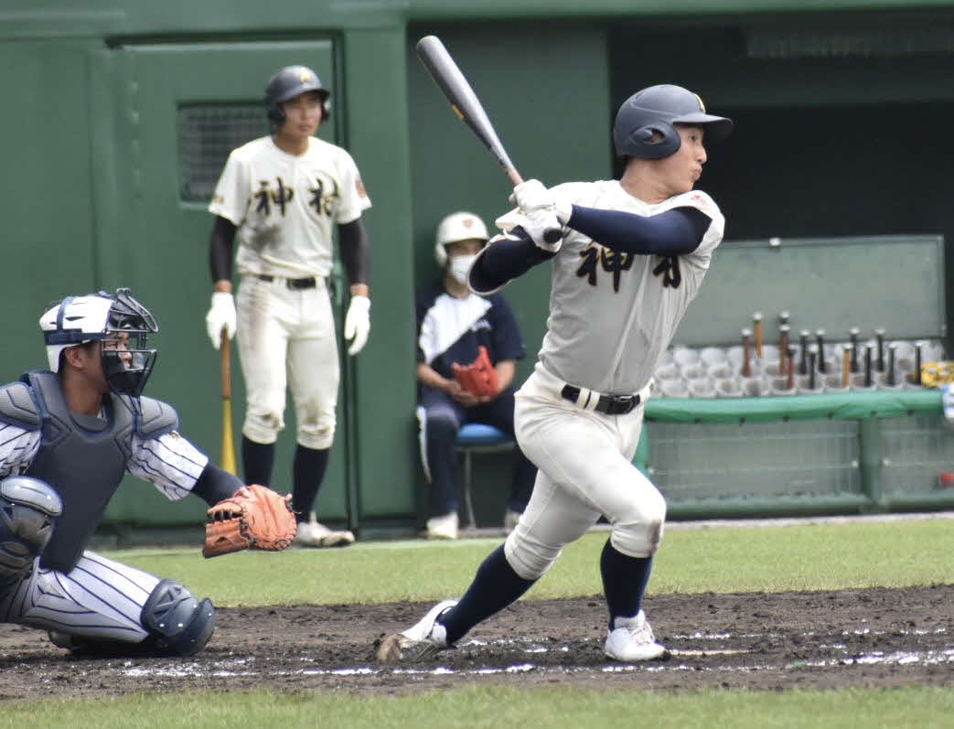 九州国際大付対神村学園　7回2死二塁で中前に勝ち越し打を放つ神村学園・内堀（撮影・只松憲）