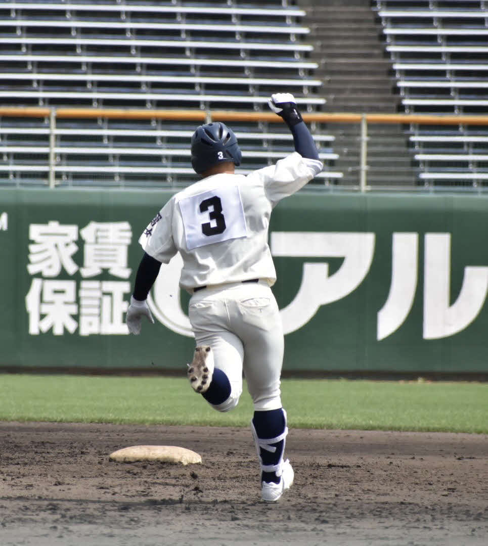 西日本短大付対小林西　5回に3点本塁打を放ち、ガッツポーズする西日本短大付・山口（撮影・只松憲）