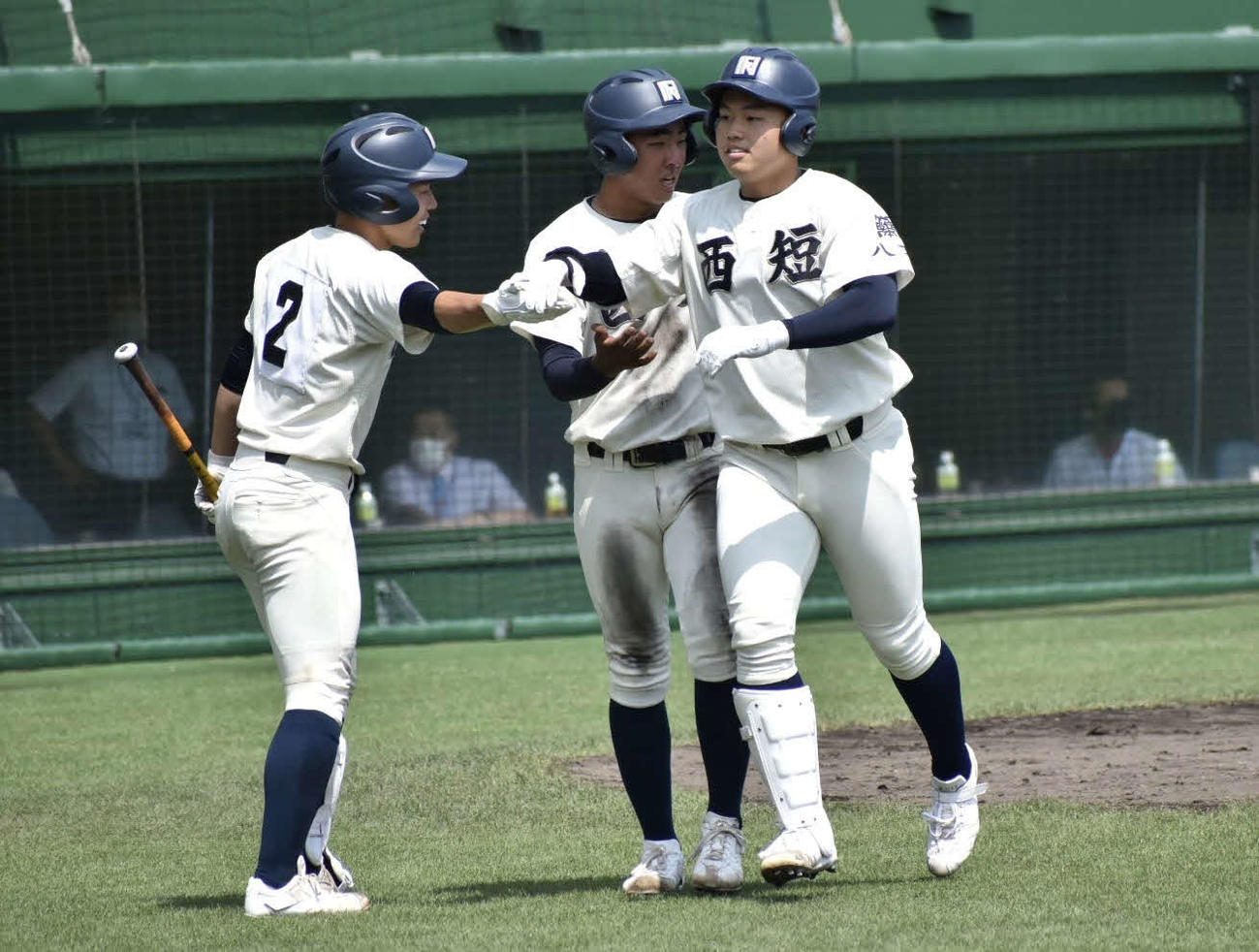 西日本短大付対小林西　5回に3点本塁打を放った西日本短大付・山口（右）は、ナインとハイタッチ（撮影・只松憲）