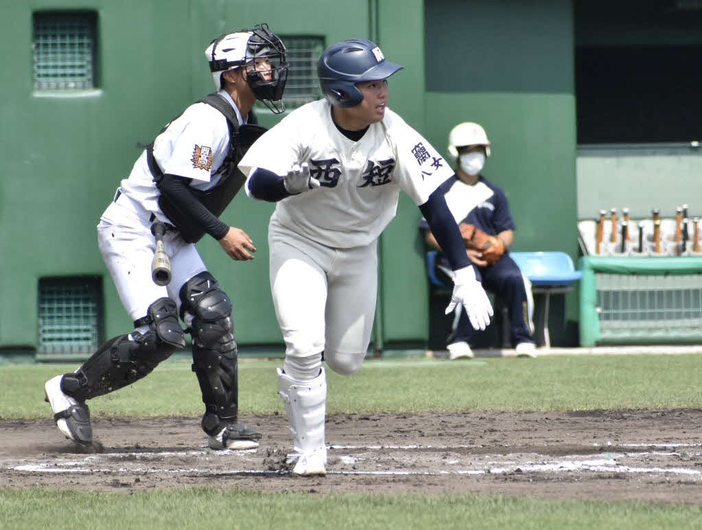小林西戦の5回、3点本塁打を放つ西日本短大付・山口（撮影・只松憲）