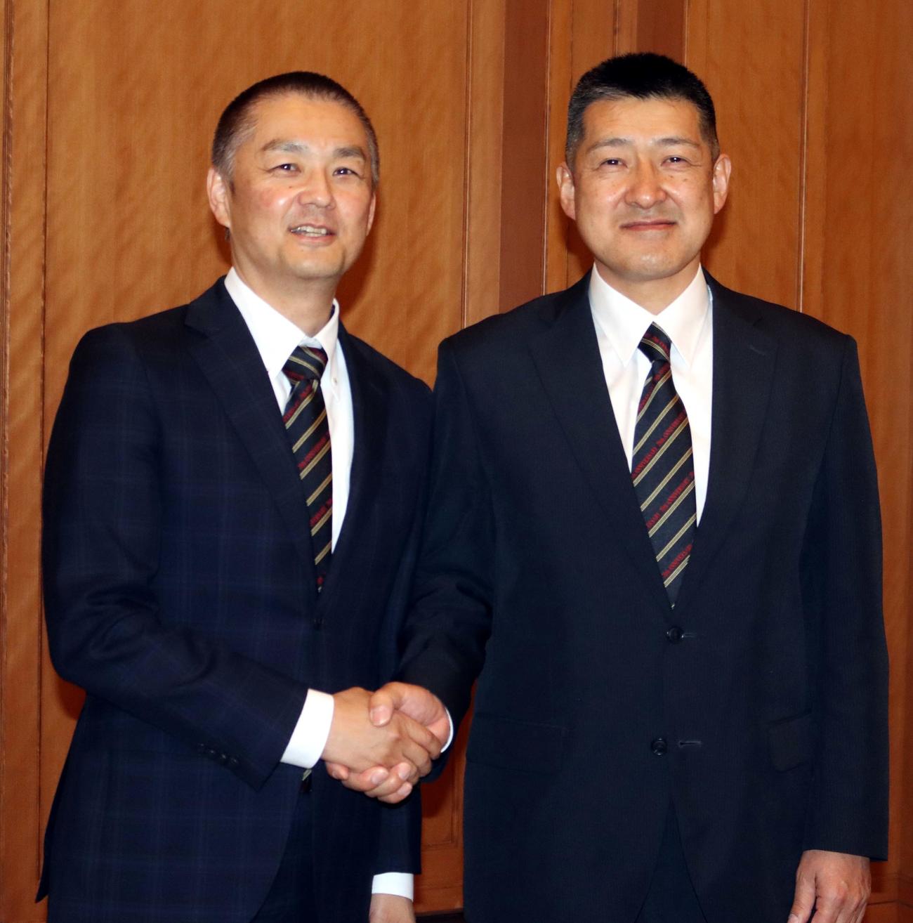握手を交わす道高野連の横山専務理事（左）と坂本新会長（撮影・永野高輔）
