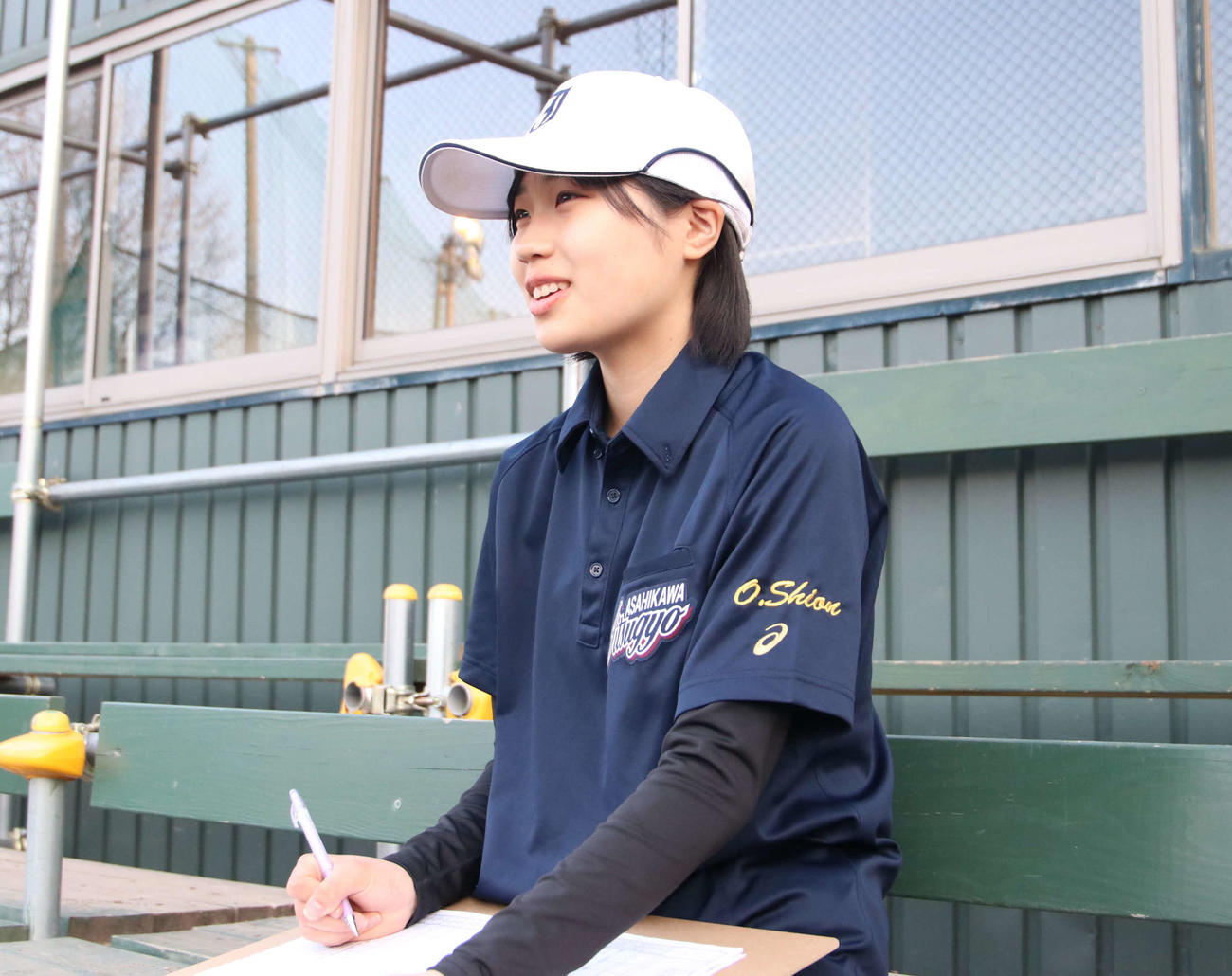 スコアを書き込む旭川実・近江マネジャー（撮影・山崎純一）