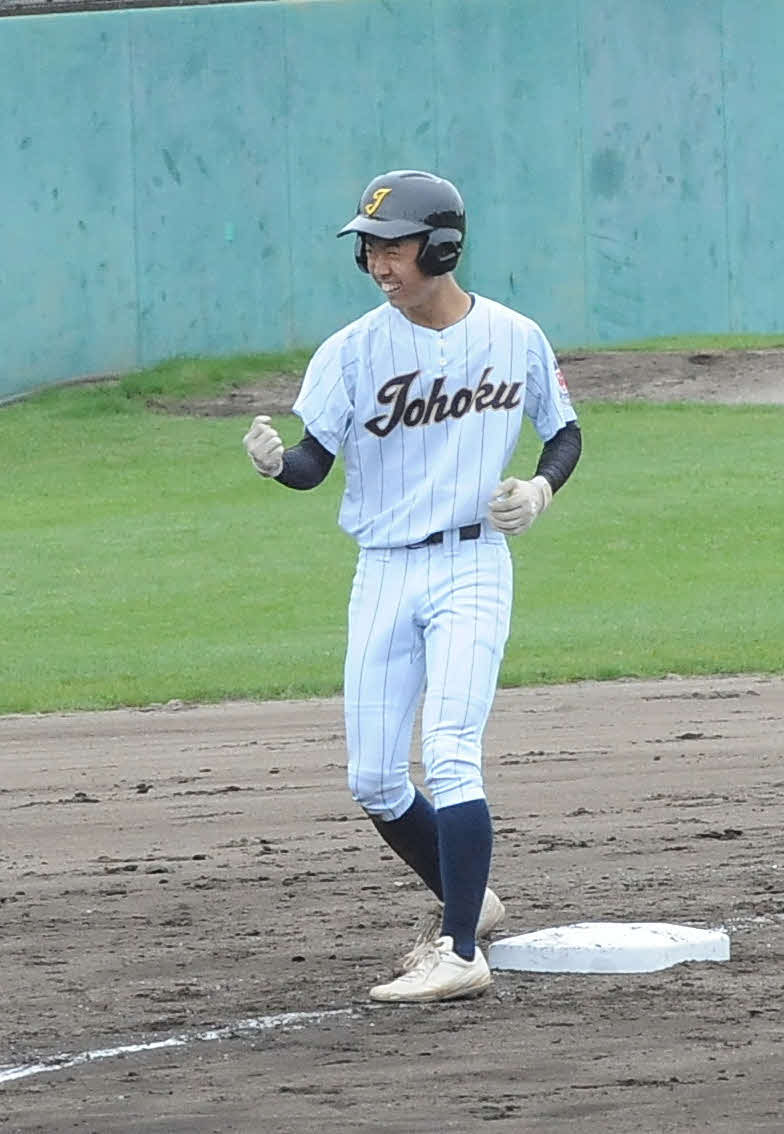 3回に2点三塁打を放った浜松城北工・鈴木柊は、三塁上でガッツポーズ