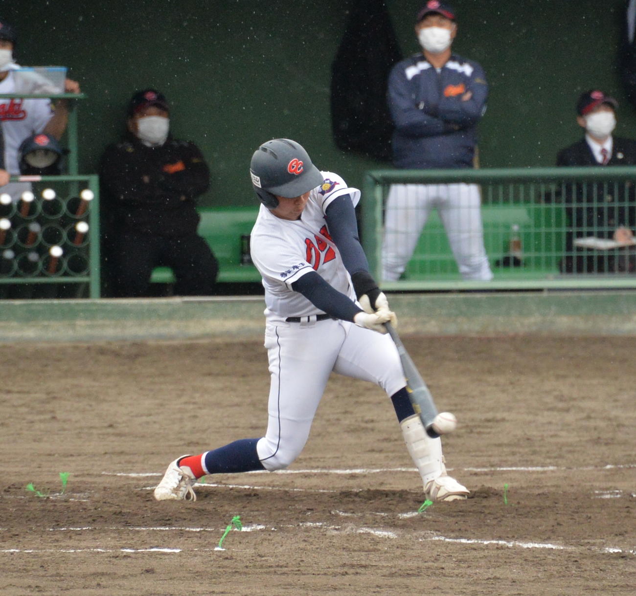 大崎中央対富谷　1回2死一、三塁、右前先制適時打を放つ大崎中央・及川（撮影・濱本神威）