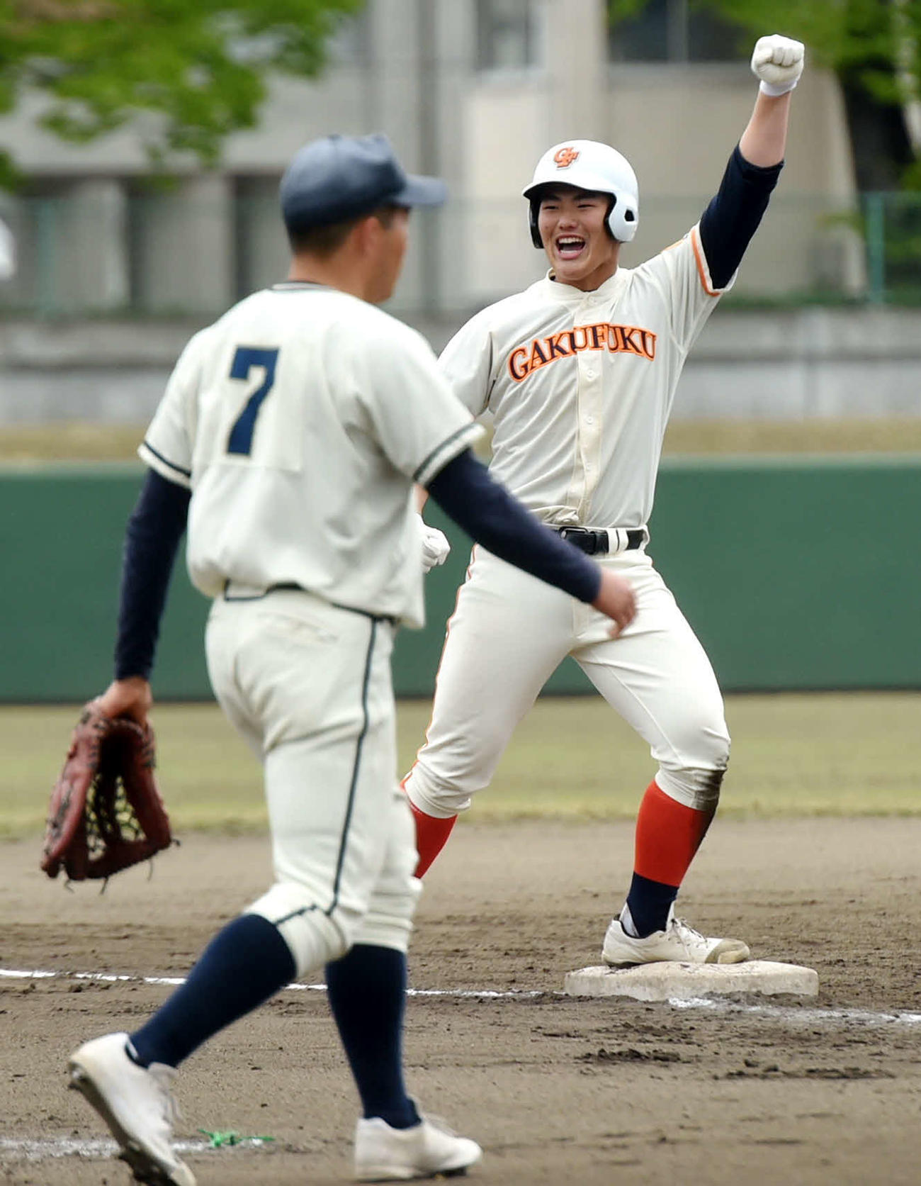 学法福島対福島東　2回表学法福島2死二、三塁、右中間に適時三塁打を放ち、ガッツポーズを見せた山本（撮影・相沢孔志）