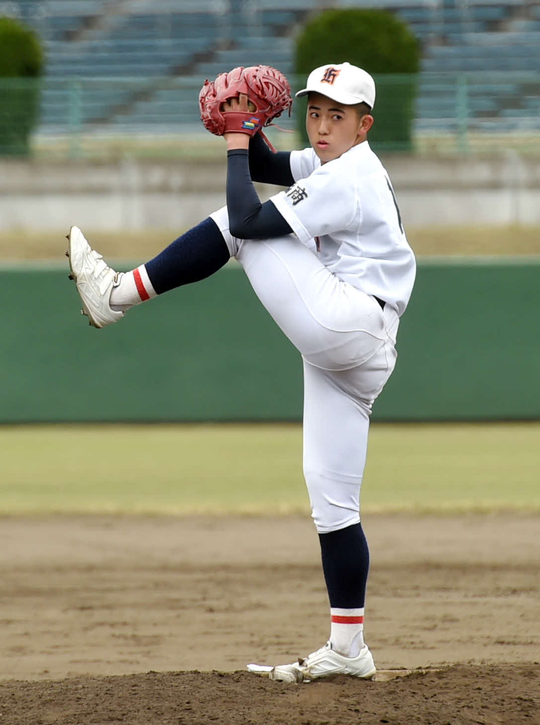 福島対福島商　左足を高く上げて投球する福島商・金子（撮影・相沢孔志）