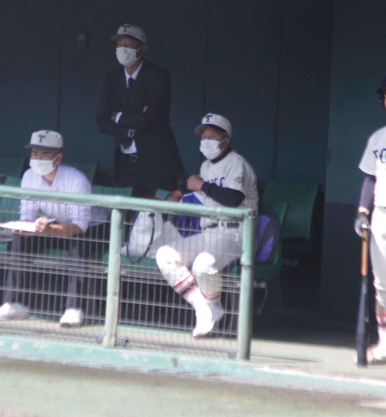 東洋大姫路の岡田龍生新監督は初陣ベンチで戦況を見守った