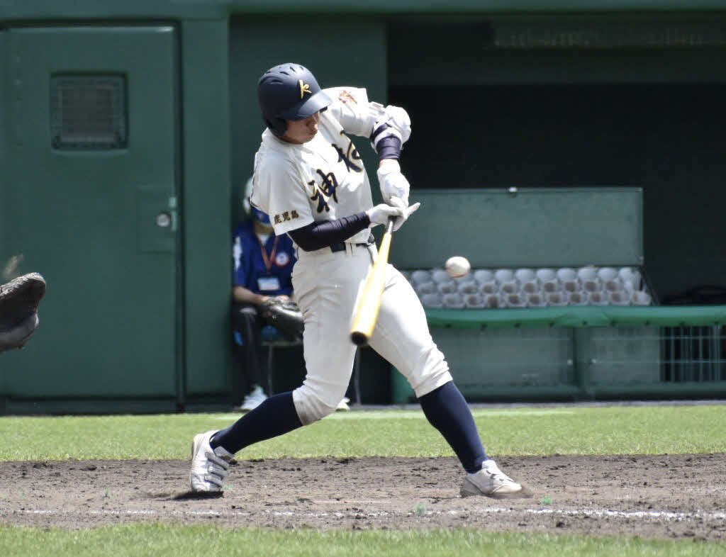 西日本短大付対神村学園　5回1死二、三塁で左前2点適時打を放つ神村学園・秋元（撮影・只松憲）