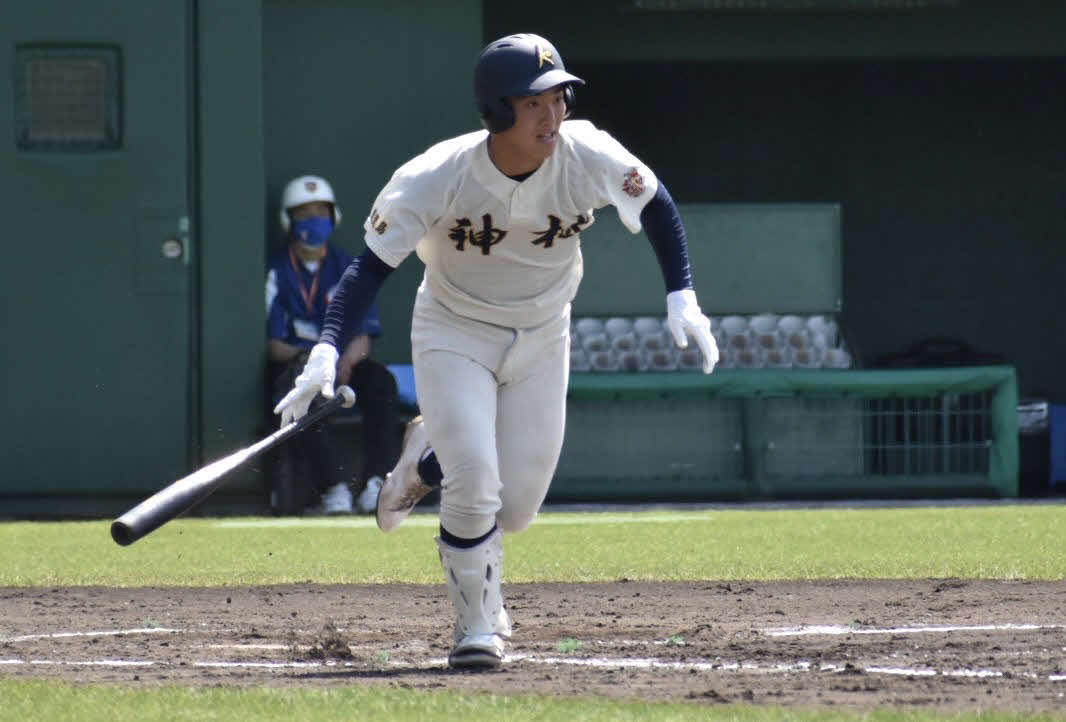 西日本短大付対神村学園　1回2死二、三塁で先制の2点適時内野安打を放つ神村学園・富崎（撮影・只松憲）