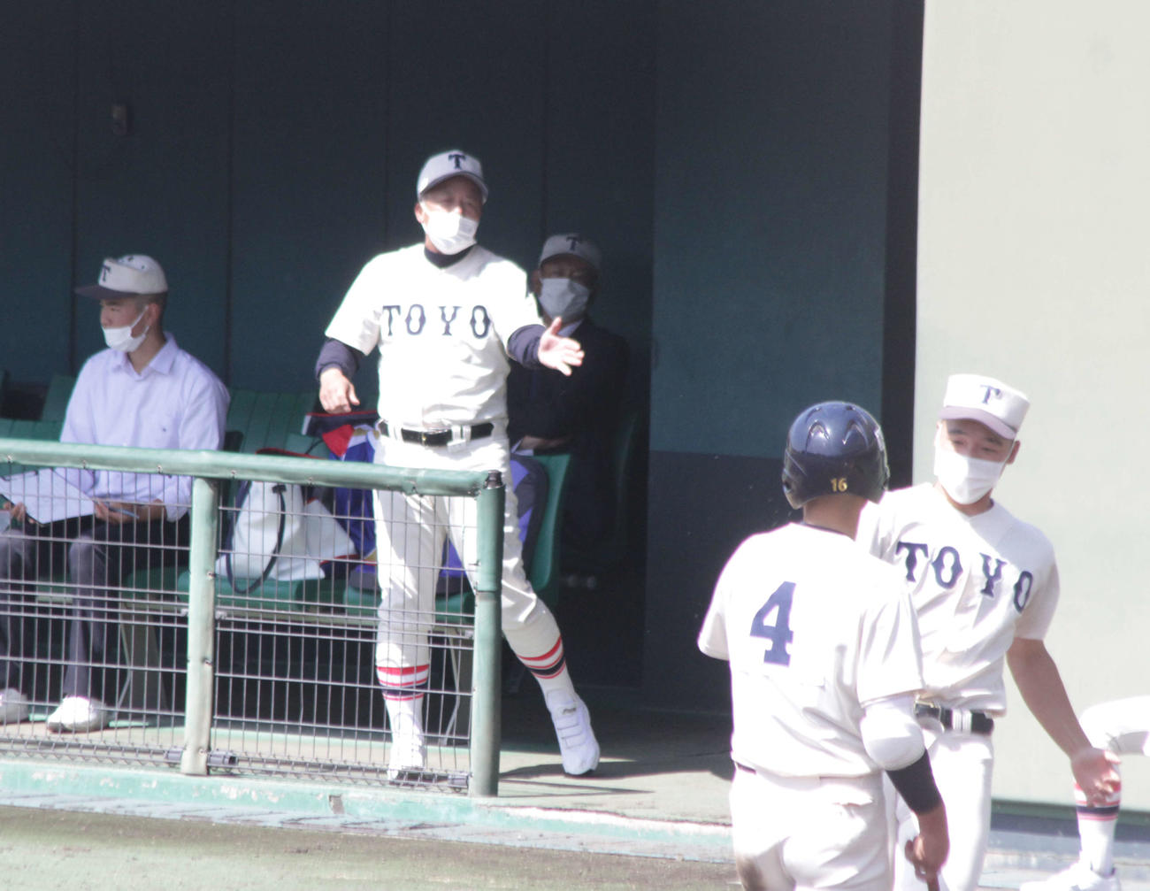 初陣のベンチで身ぶり手ぶりを交えてアドバイスをする東洋大姫路・岡田監督