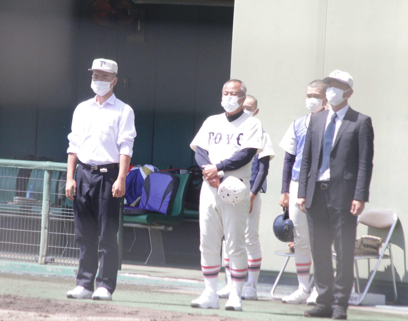 勝利を見届けて整列する東洋大姫路・岡田監督（中央）