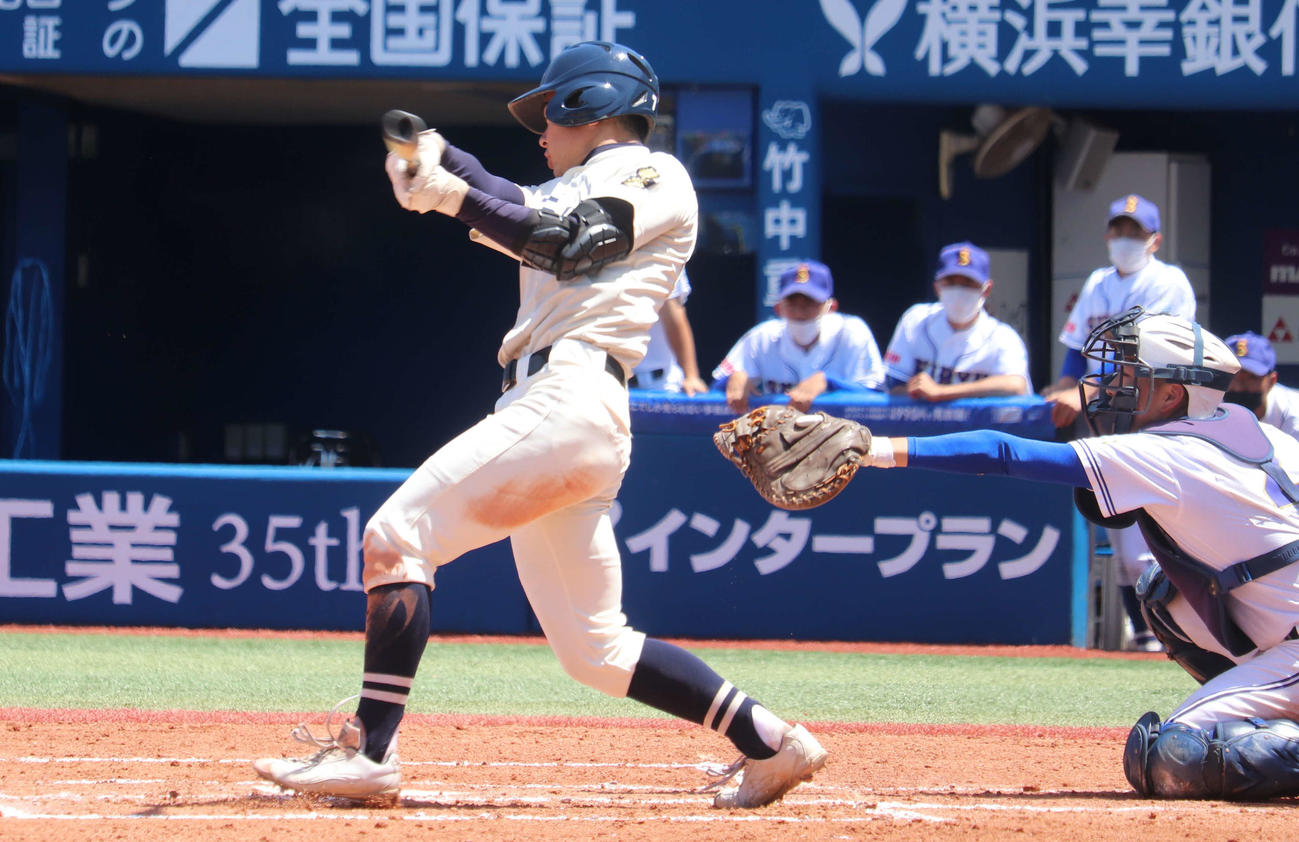 8回、2死一、三塁から適時中前打を打つ桐蔭学園・牧野（撮影・保坂淑子）