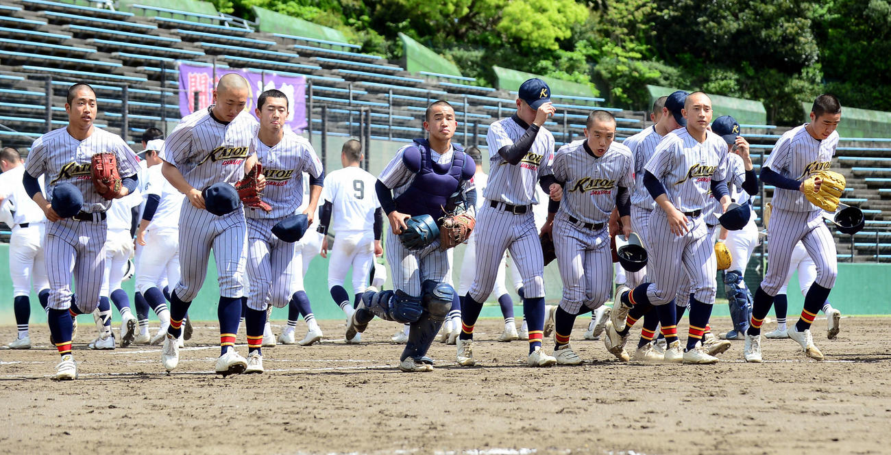 県内初の継続試合に勝利した加藤学園ナイン