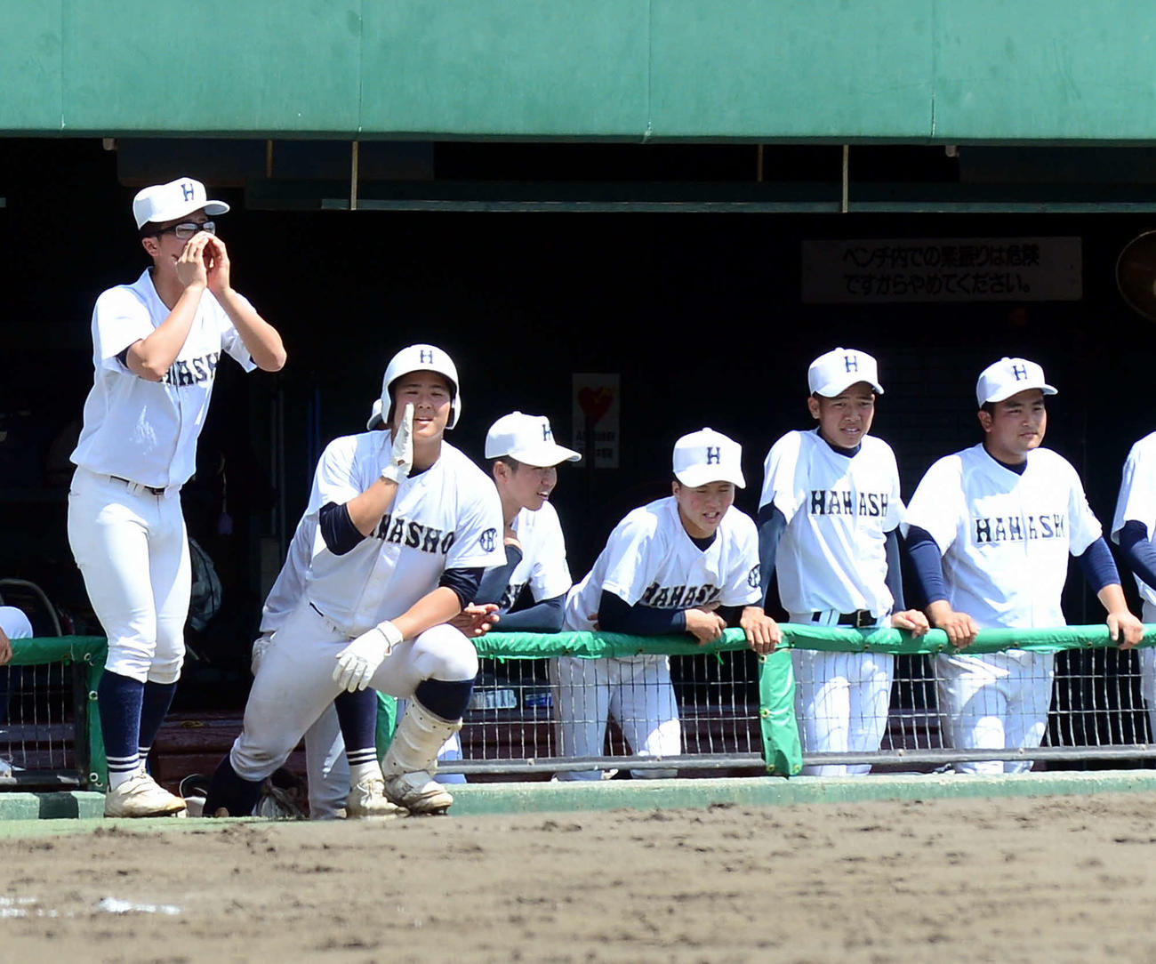 打者を鼓舞しながら最終回の攻撃を見守る浜松商の選手たち