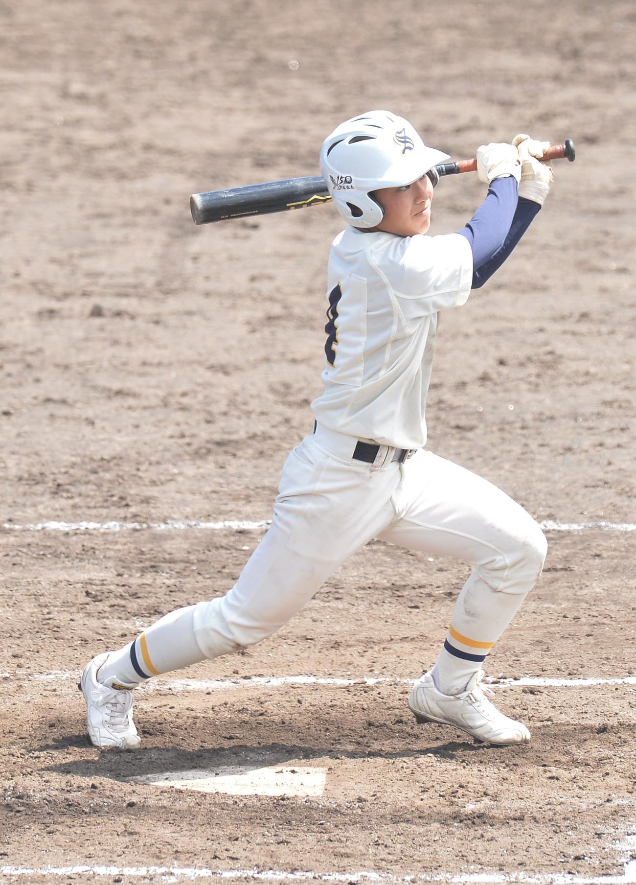4回、勝ち越し適時三塁打を放つ仙台南・林