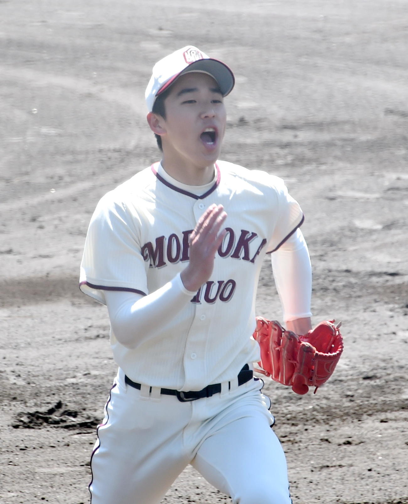 1回を無失点で切り抜け、ダッシュでベンチに戻る斎藤
