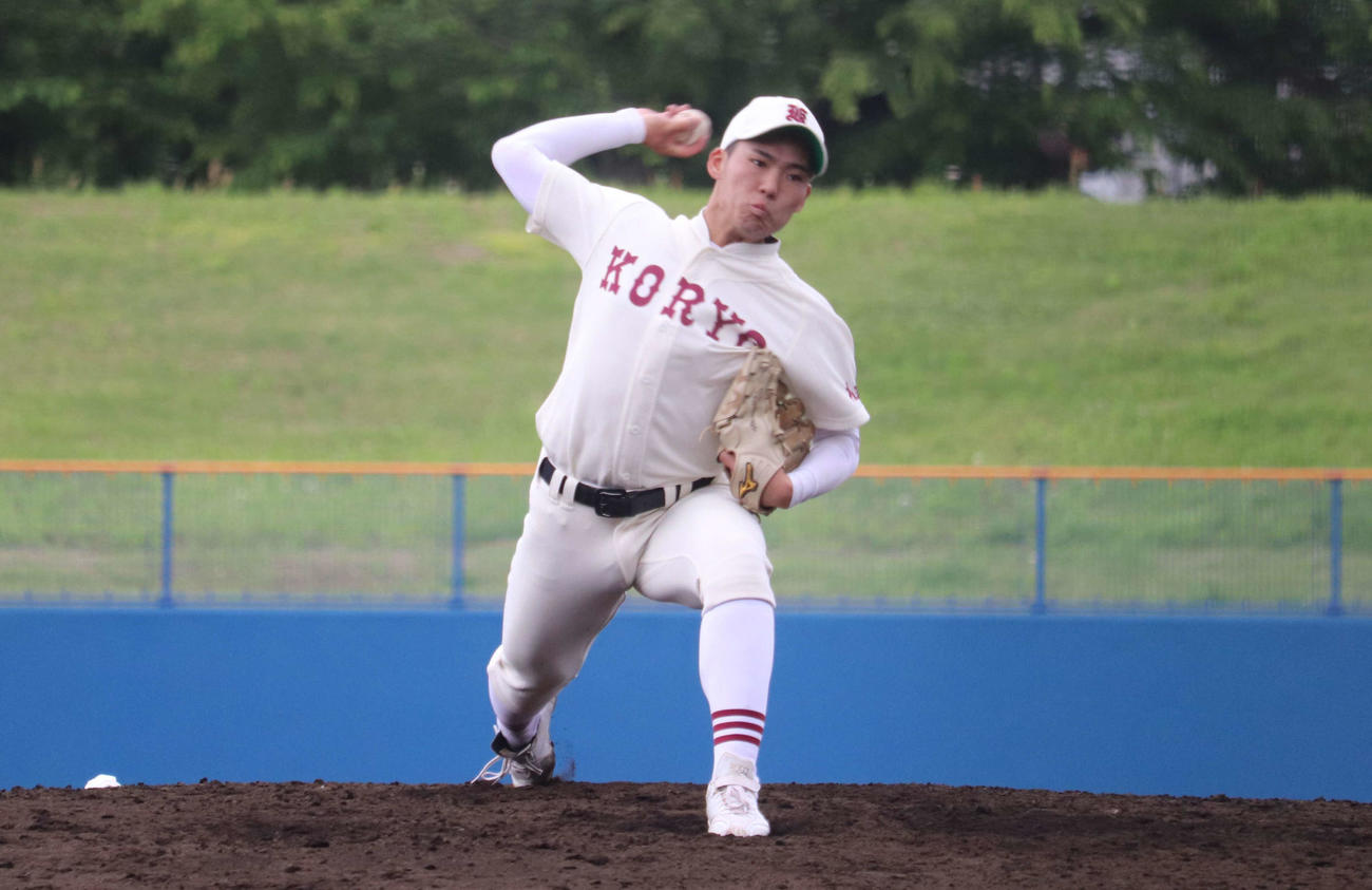7回から3イニングを投げ1安打無失点と好救援した拓大紅陵のエース小堺（撮影・保坂淑子）