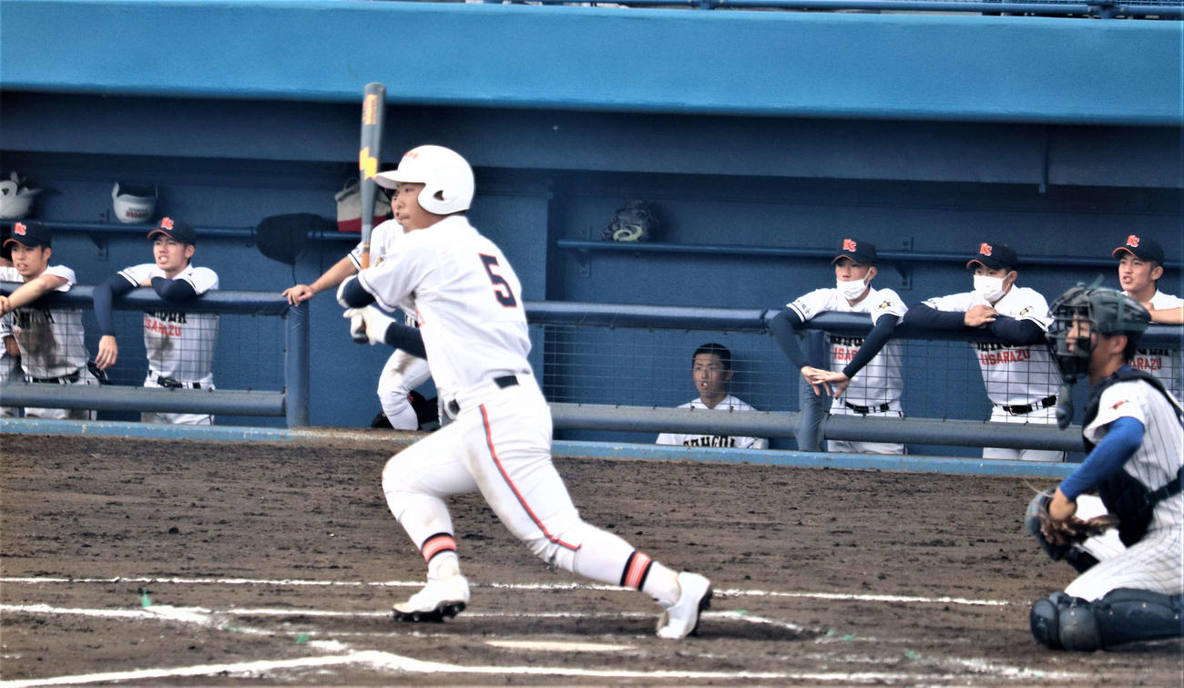 4回2死一、三塁からレフト線を破る適時打を打った木更津総合・1年生の羽根の打撃（撮影・保坂淑子）