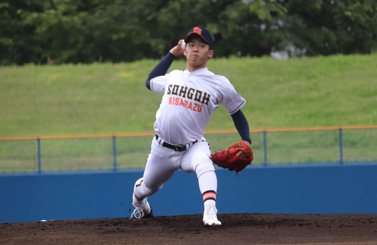9回を投げ6安打3三振で完投勝利の木更津総合のエース・越井（撮影・保坂淑子）