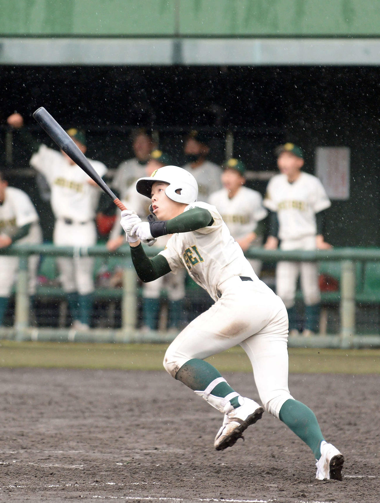 7回にソロ本塁打を放つ静清の伊東内野手