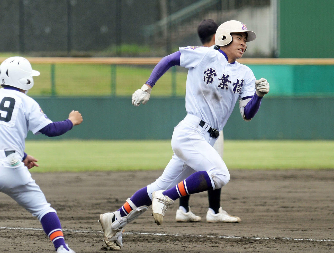 快速を生かして本塁に向かう常葉大橘の中畑外野手