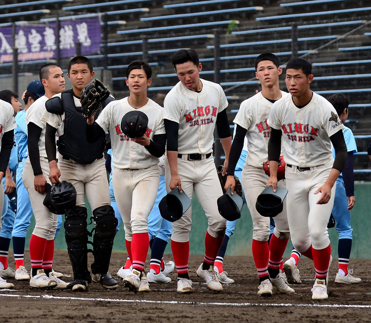 あいさつを終え、引き揚げる日大三島ナイン。右から3人目が松永、左端が松本