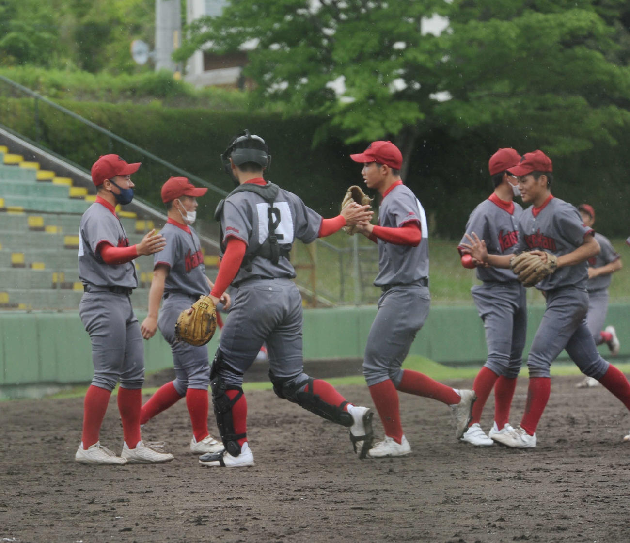 相手の得点機を無失点で終え、ベンチ前でタッチする浜松開誠館の選手たち