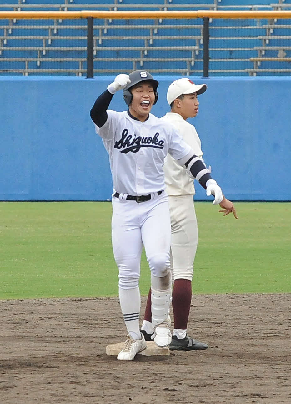 9回に逆転の適時二塁打を放った静岡高の袴田は、二塁上でガッツポーズ