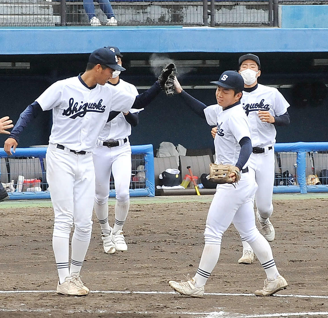 ハイタッチで勝利を喜び合う静岡高の法月投手（左）と山岸主将