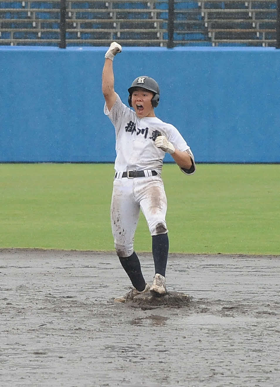 延長10回2死満塁で適時二塁打を放った掛川東の山崎廉