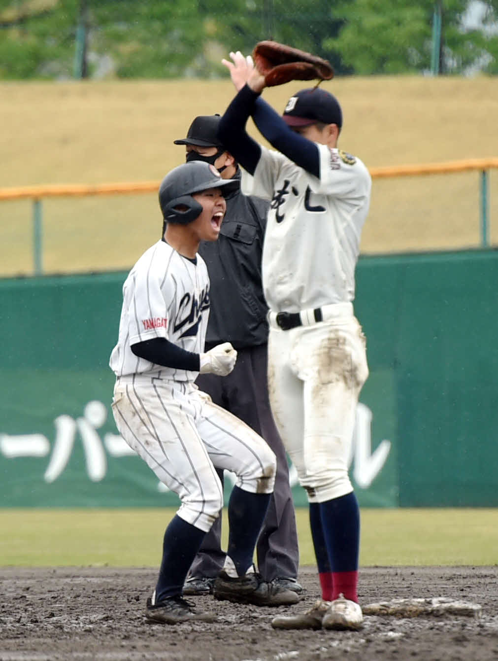 5回、逆転の左前適時打を放ち、雄たけびを上げる山形中央・戸村（左）