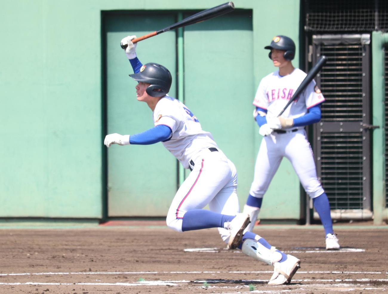 明秀学園日立対水戸商　1回裏明秀学園日立1死二塁、右前適時打を放つ、4番の石川ケニー投手（撮影・阿部泰斉）