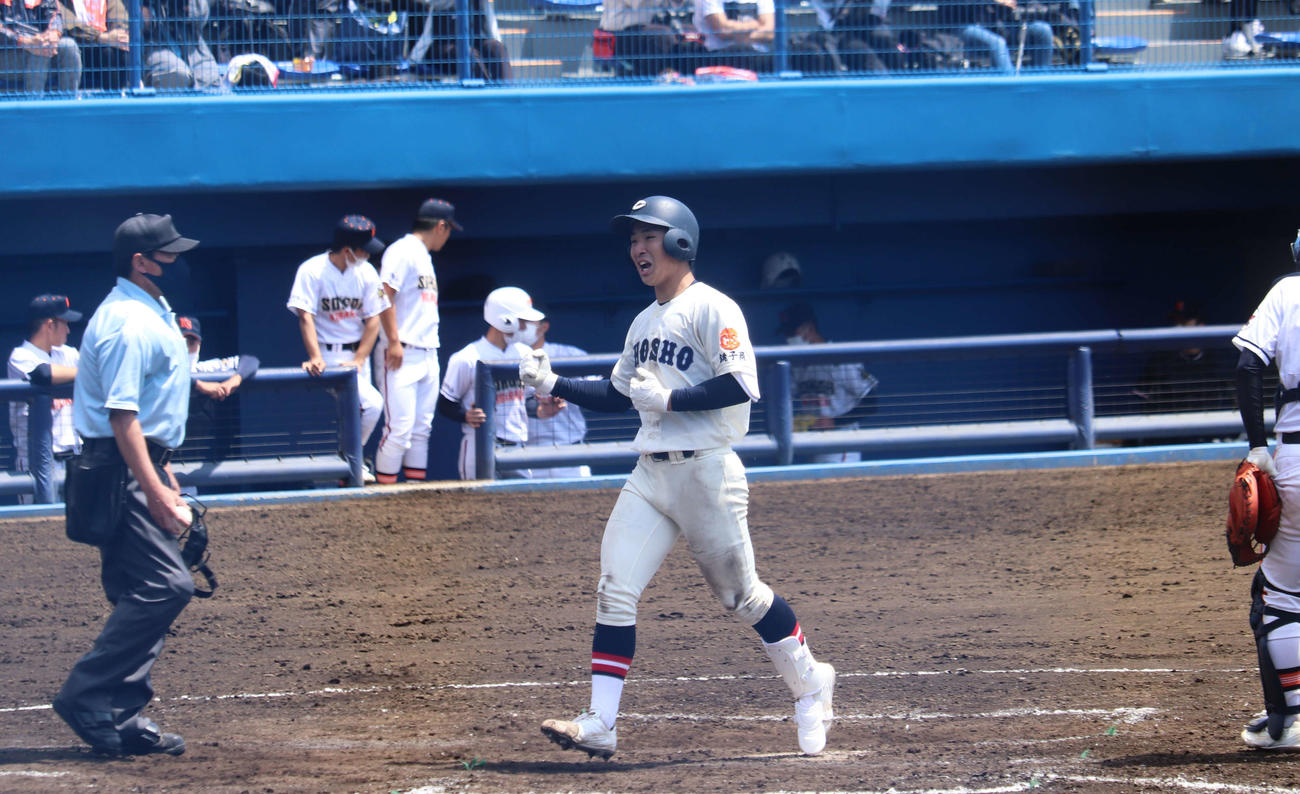 7回、1点勝ち越し、なお1死一、二塁から、左越え3ラン本塁打を放ち、ガッツポーズを見せながらホームインする銚子商の鵜沢（撮影・保坂淑子）