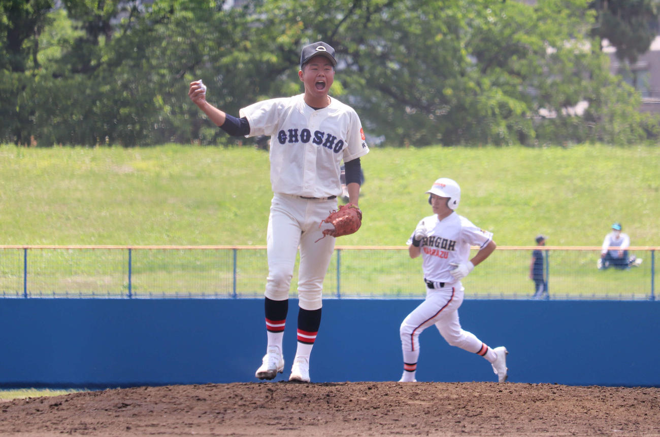最後の打者を中飛に打ち取り、ガッツポーズを見せる銚子商、先発のエース・飯島（撮影・保坂淑子）