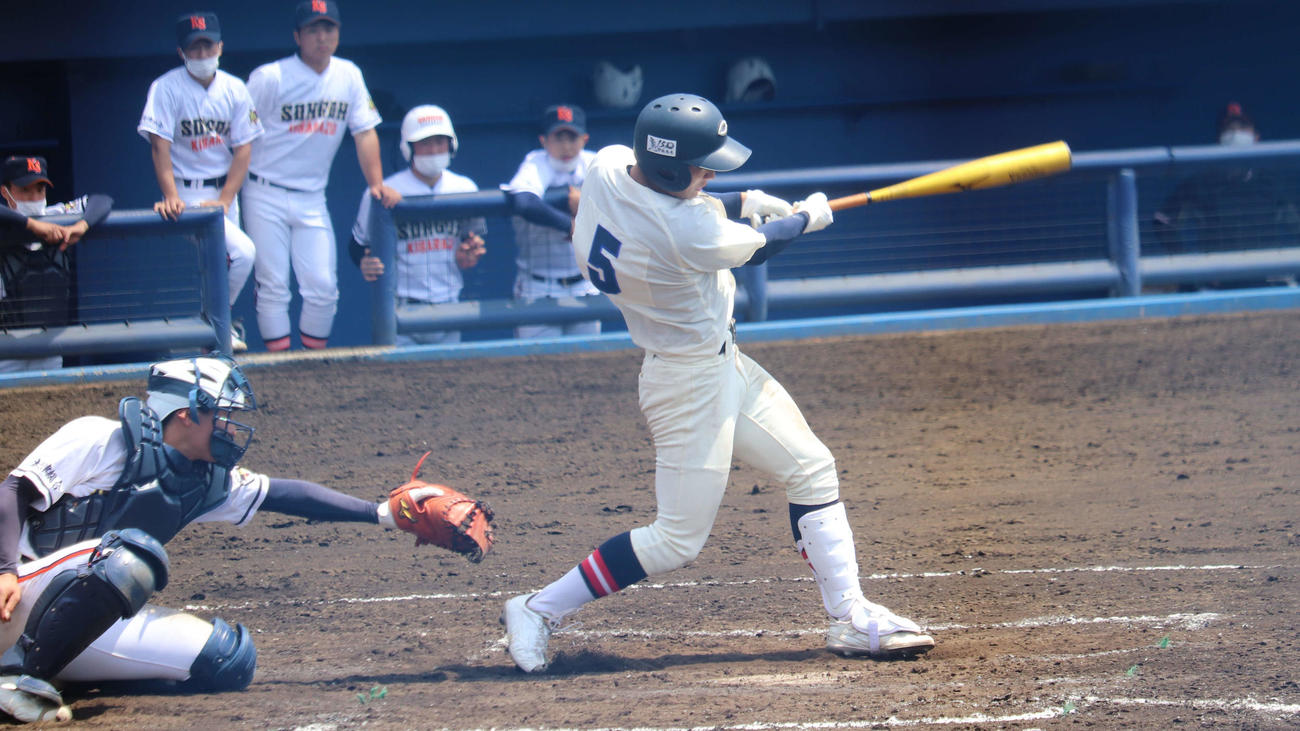 7回、1点勝ち越し、なお1死一、二塁から、左越え3ラン本塁打を放つ銚子商の鵜沢（撮影・保坂淑子）