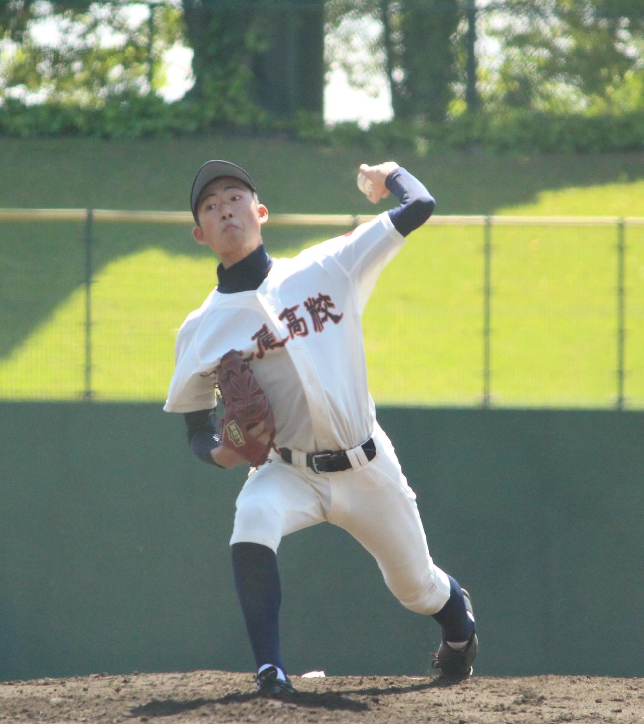 上尾対浦和学院　先発し力投する1年生の上尾・飯島（撮影・保坂恭子）