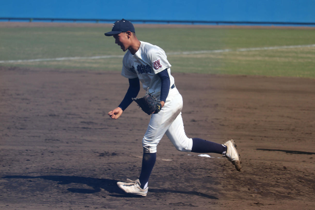 9回表、最後の打者を遊ゴロに抑え、マウンド上でガッツポーズを見せる市船橋・坂本（撮影・保坂淑子）